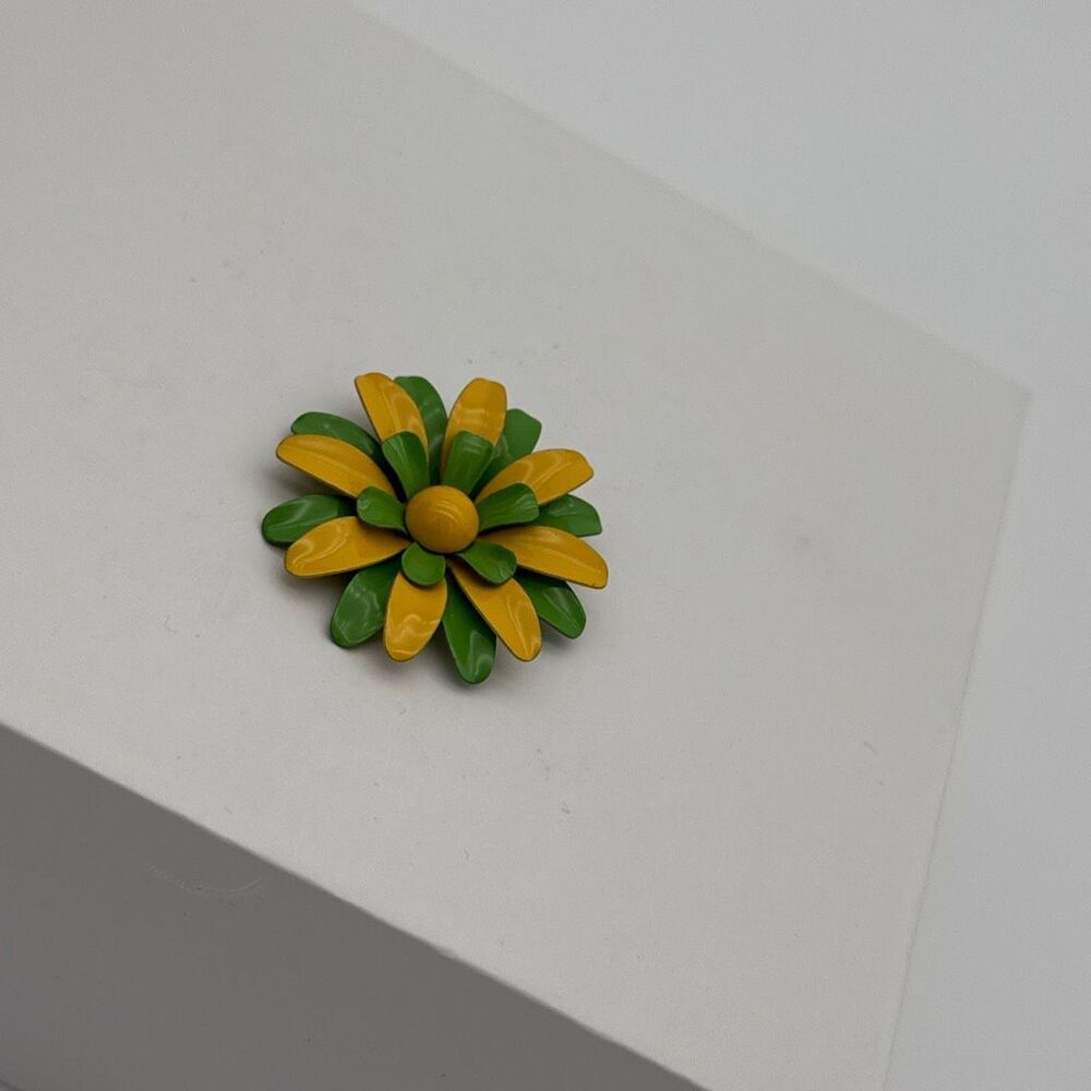 Vintage 1960s Enamel Daisy Pendant Green Yellow Flower‎ Power Mod 2”